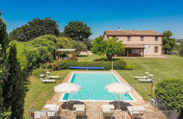 Villa Fufi, elegante casa de campo con piscina cerca de Arcevia, en la tranquila campiña de las Marcas