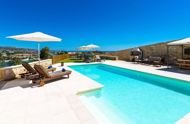 Villa Galini, with sea views only 150m away from Loutraki beach