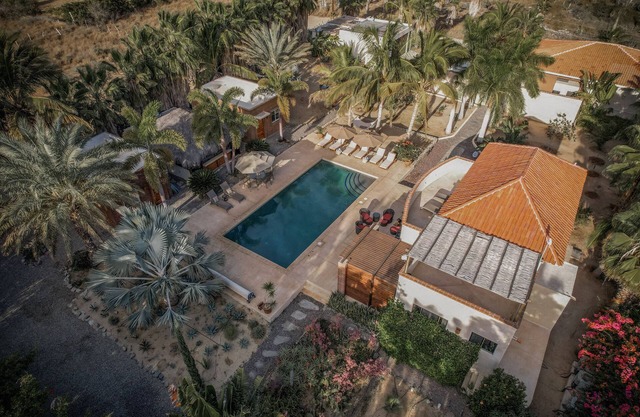 Oasis tropical privado con piscina de agua salada, exuberantes jardines, minutos de la playa