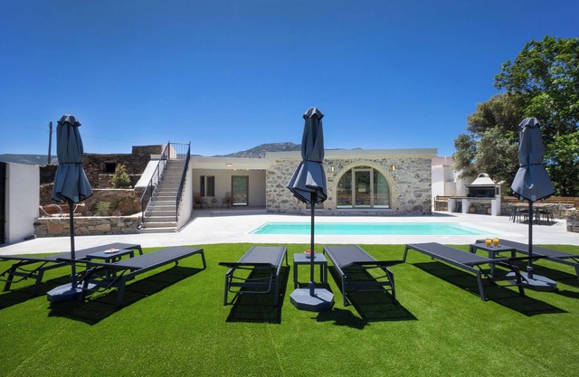 Villa George, 3 BD, private pool, brand new, cozy
