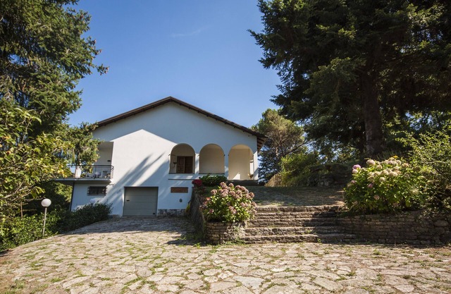 Villa en una zona montañosa y tranquila detrás de las Cinque Terre, gran zona verde.
