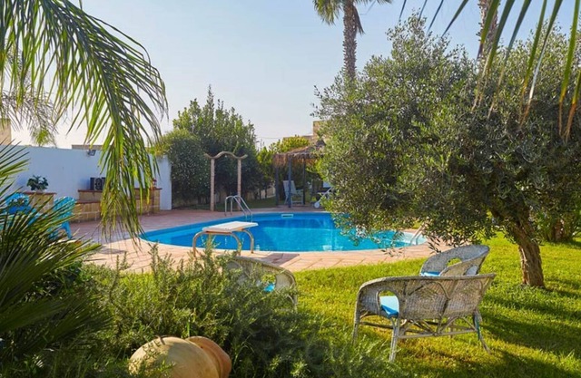 Beautiful villa in Sicily with pool/ Only a few mins by car from the sandy beach /Perfect for groups