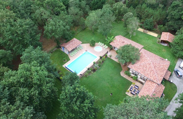 VILLA GLORIEUX AZUR 24 people 10bed with heated pool near the ocean