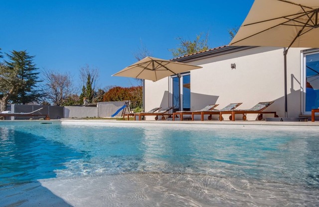Villa GRACE with large pool 40m2 near beautiful beaches of Istria