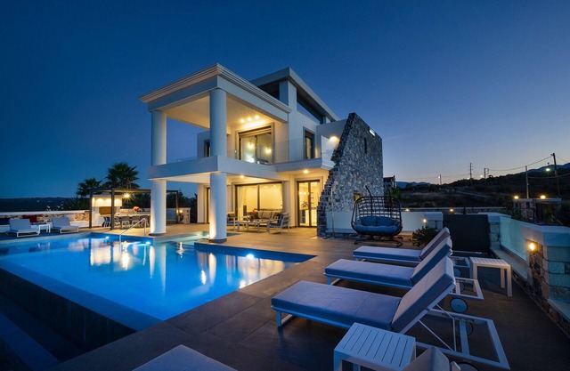 Villa Grand Fysaeri, 6 BD, 6BA, private pool, indoor heated jacuzzi, sea view!