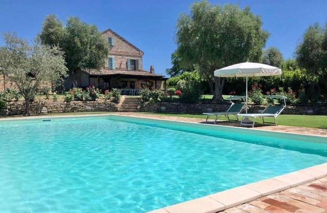 Villa Grazia y dependencia (en total 14 camas) en las colinas, con piscina,