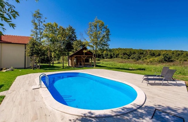 Villa Green house - shared pool & BBQ