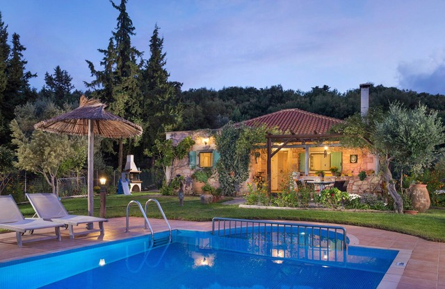 Impresionante Villa Lithari-Private Pool-Full Privacy!