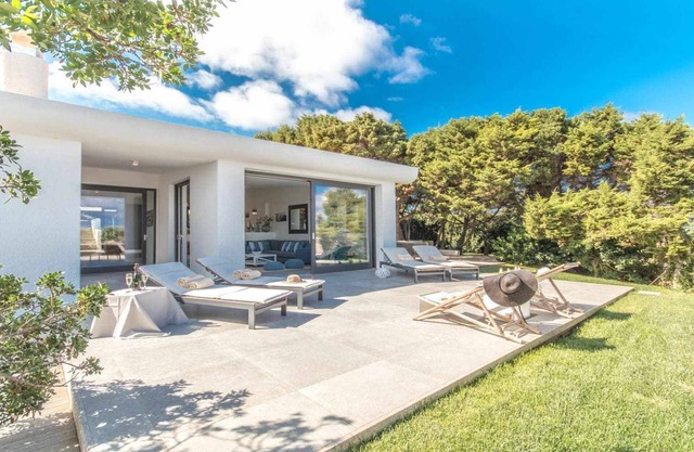 Villa Grey - propiedad de diseño completamente nueva con piscina, jardín, vista al mar