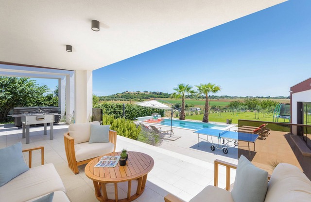 Villa GROFICA luxury and romance, heated pool, jacuzzi, tavern and near to sea