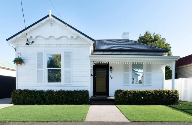 VILLA GWEN: Stunning Character Home Only Moments From The City