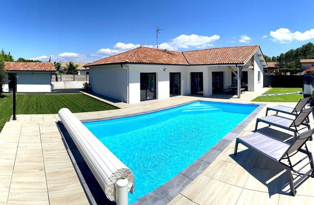 VILLA heated swimming pool 4 bedrooms