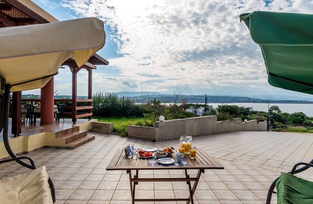 Villa Helen a 200 metros de la playa de Tersanas.