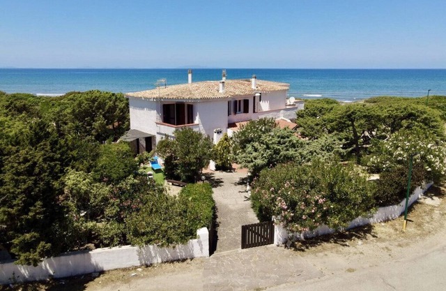 Villa i Ginepri. Few steps from the sea.