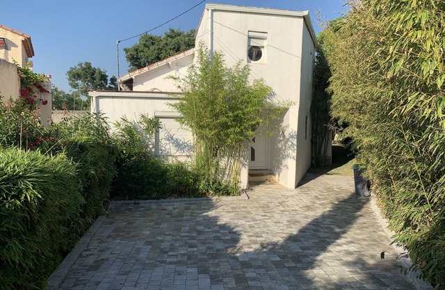 Villa ideal para 9 con 4 dormitorios, 3 baños, piscina, parking privado.