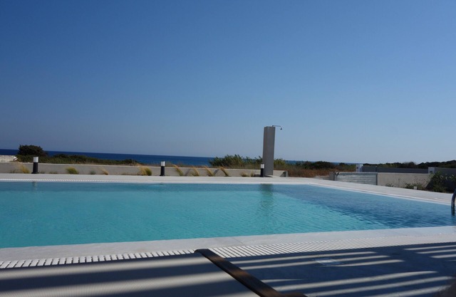 Villa Ilios con piscina exterior, zona de relajación y barbacoa, cerca del mar