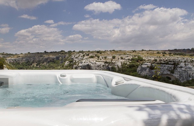 Villa inmersa en la naturaleza con piscina privada y jacuzzi al aire libre
