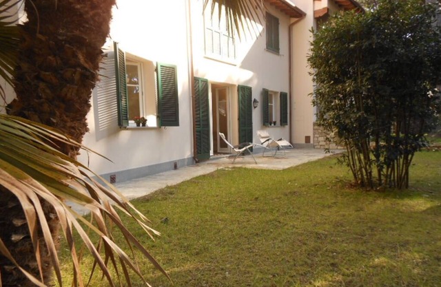 Villa inmersa en el bosque de pino mediterráneo verde a pocos pasos del mar