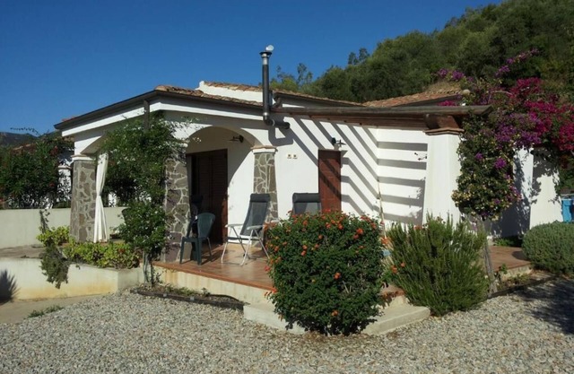 Villa en un entorno tranquilo, a 5 minutos del mar, a 50 metros de un nuraghe.