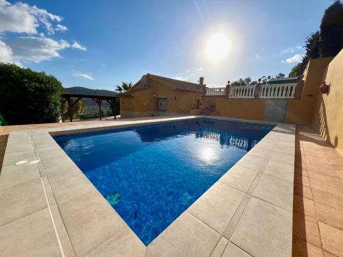 Villa in Alcaucin - Sleeps 4 - Pool - Parking