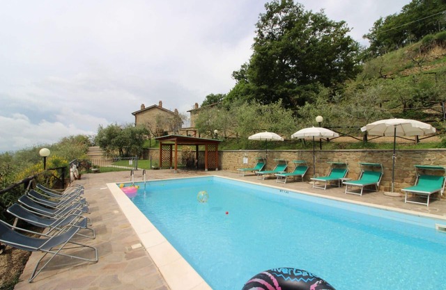 Villa con piscina privada para 6 personas. Posición panorámica. Se admiten mascotas y wifi.