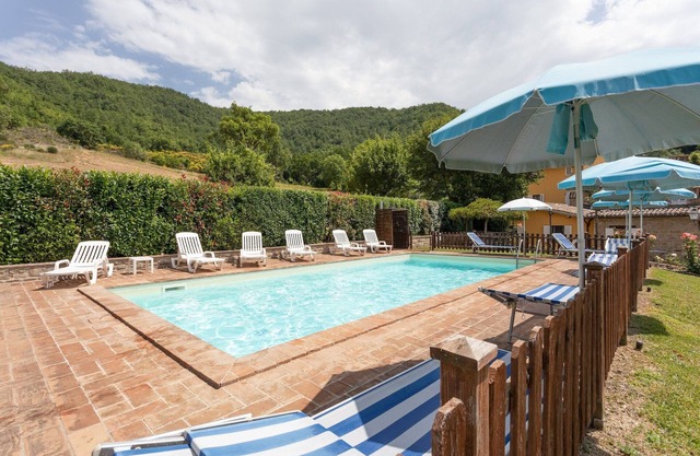 Villa en Assisi con piscina y jardín