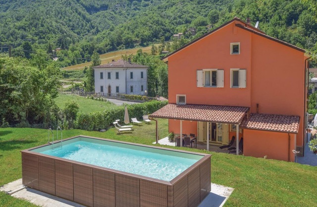 Villa en Borgo Pace con Piscina Privada