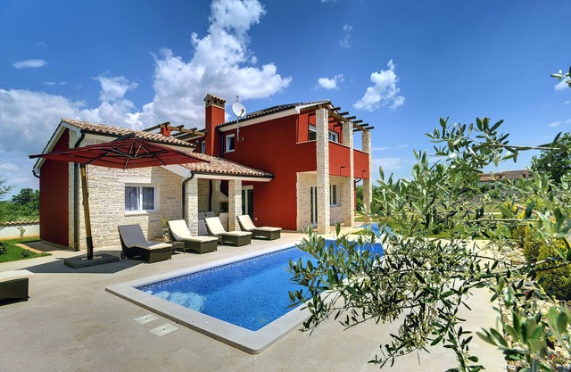 Villa en Bratulici con piscina cerca playa