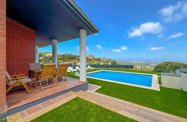 Gran villa con piscina y vistas a la montaña