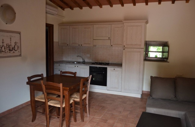 Villa en encantador pueblo de piedra con piscina, tenis, en el campo cerca del mar y servicios.