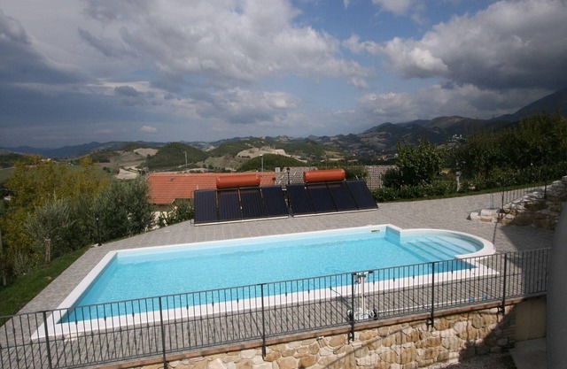 Villa atemporal en Cagli con jardín