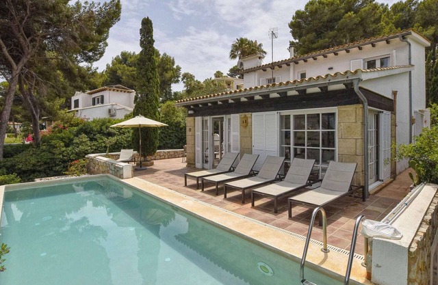 Villa en Cala Ratjada con Vistas al Mar y Piscina