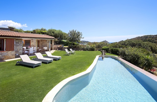 Villa en chia. Infinity piscina privada y jardín, a 500 metros de la costa. Gran panorama