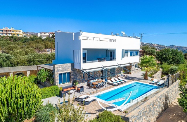 Casa de vacaciones en Agios Nikolaos con piscina