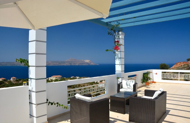 Villa en Creta, piscina nueva, piscina infinita; vista panorámica al mar