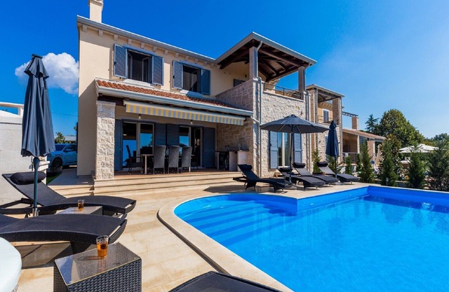 Villa en Deklici con Piscina Infinita y Vistas