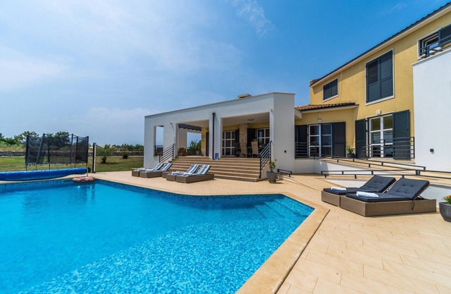 Villa en Filipana con piscina privada