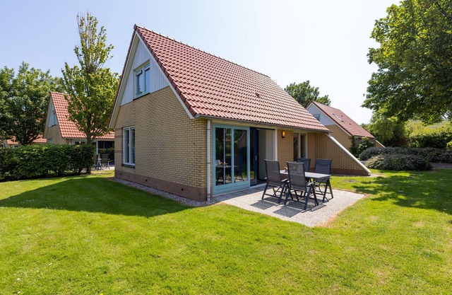 Villa en Frisia con jardín junto al agua