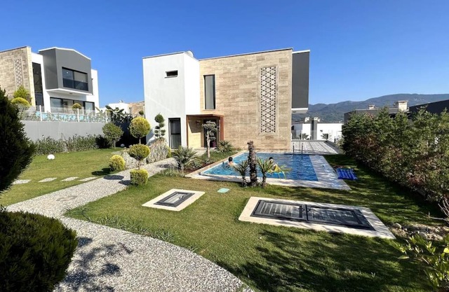 Villa in Kuşadası mit Pool und Garage