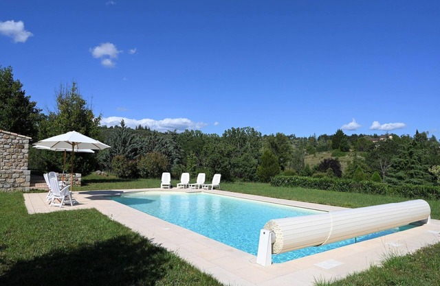 Espaciosa villa en Largentière con piscina