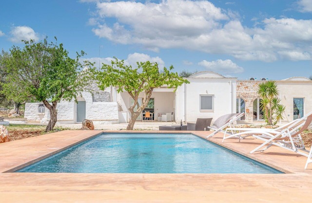 Villa en Latiano con 4 habitaciones, capacidad 8