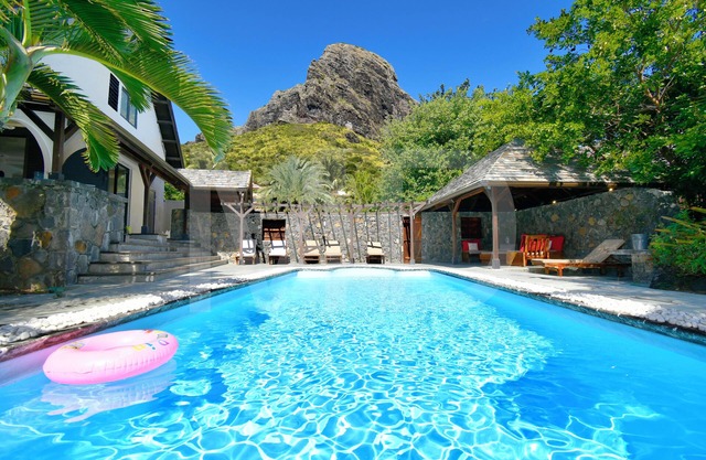 Villa in Le Morne with pool and maid