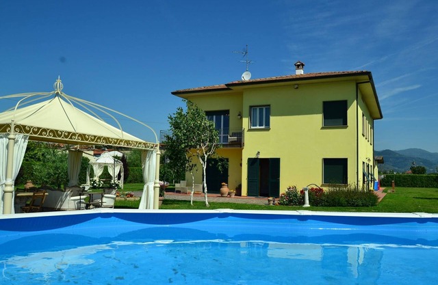 Villa en Montecarlo con Piscina y Vistas