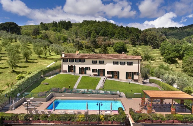 Villa en Montecatini Val Di Cecina con 11 habitaciones, capacidad 22