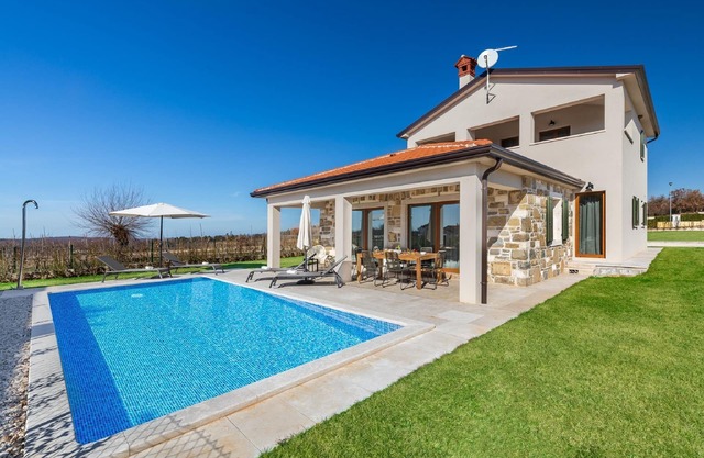 Villa en Motovun con piscina y vistas