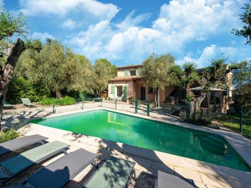 Villa in Mouans-Sartoux with Pool & Beach