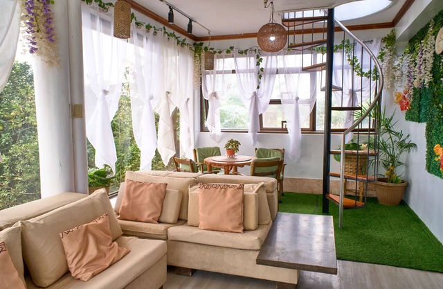 Villa in near Picnic Groove Tagaytay with Pool & Roof Deck Taal View