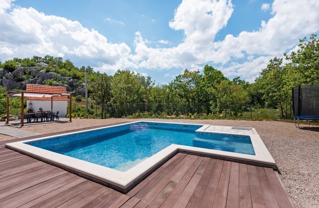 Villa en Neoric con Piscina y Jacuzzi