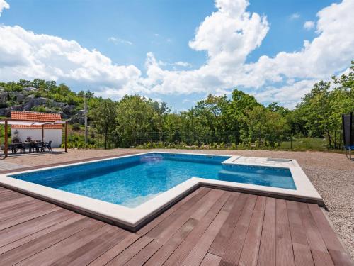 Villa in Neoric with Pool and Bubble Bath