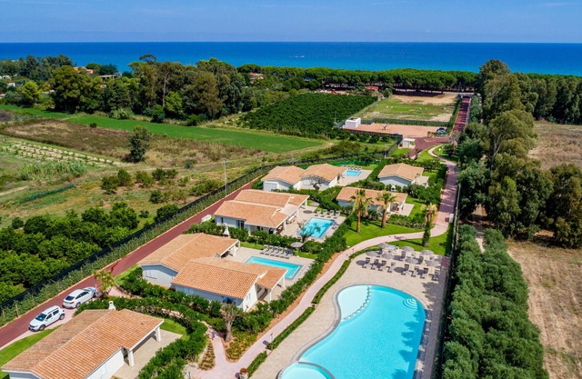 Villa en nueva residencia con piscina comunitaria y aire acondicionado.